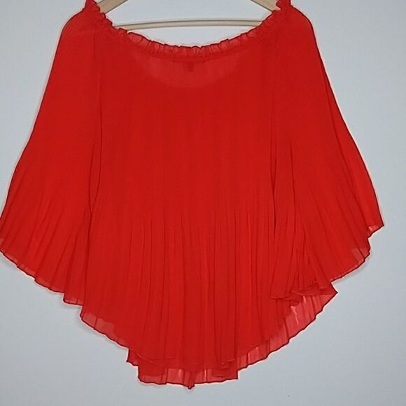Romeo & Julie Red Chiffon Accordion Style Top L - Picture 8 of 8